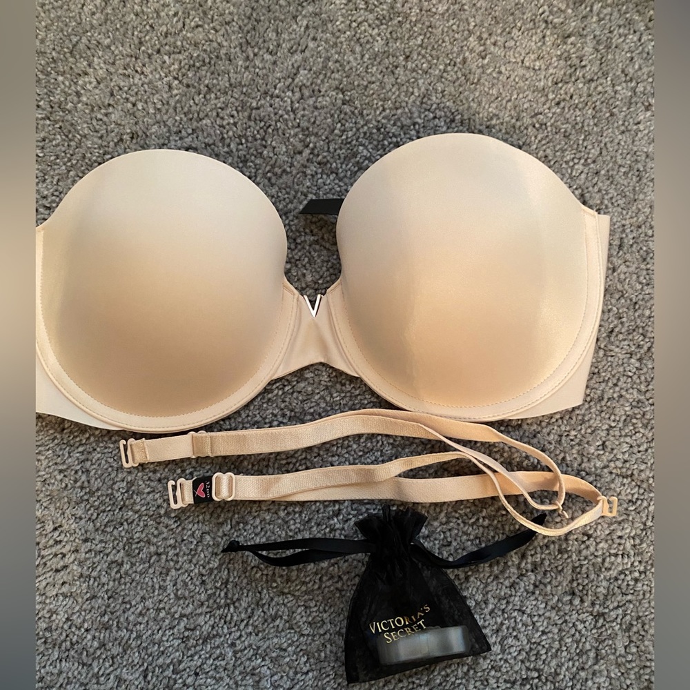 Victoria Secret brand new 32DD strapless or multiwear strap bra. Just tried on